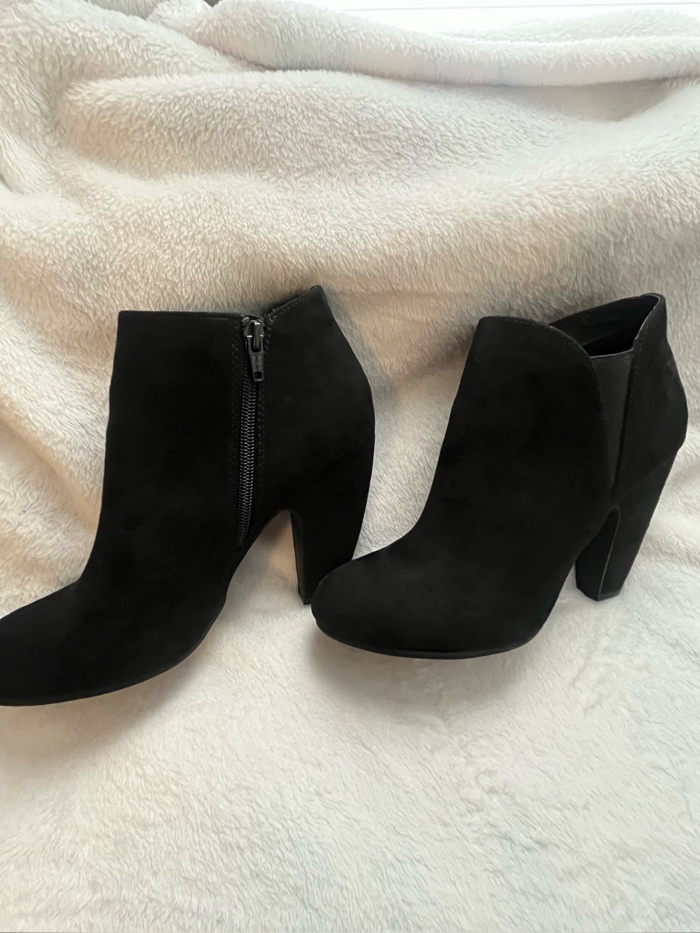 Candie’s women’s faux suede black ankle boot heels with zipper, size 8- like new
